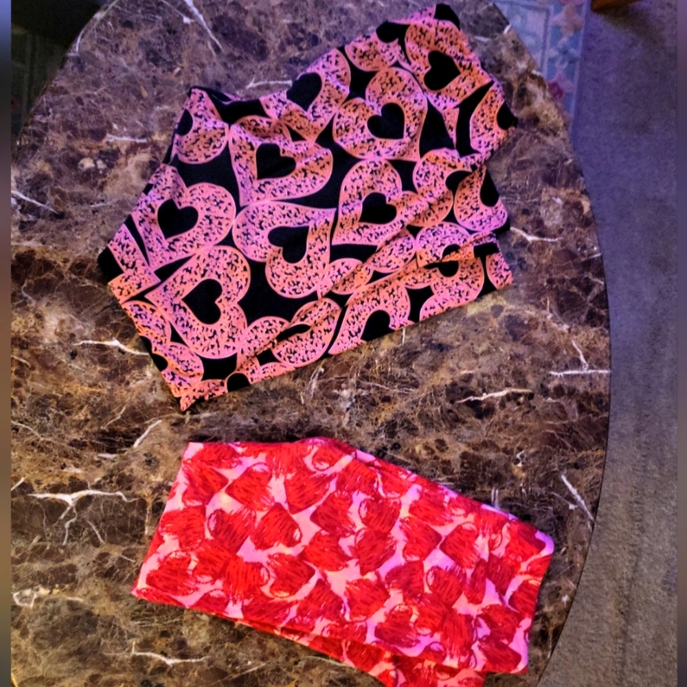 Lot of 2 LuLaRoe Leggings Multicolor Black Pink Red Hearts TC Tall Curvy RARE ❤